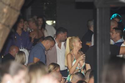 Duško Tošić razmenjivao nežnosti sa devojkom koja je Karleušina kopija: Viđen u luks restoranu sa fatalnom plavušom