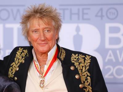 Rod Stjuart (81) kolabirao na bini: Prekinuo koncert da bi primio kiseonik, pa nastavio da peva na stolici