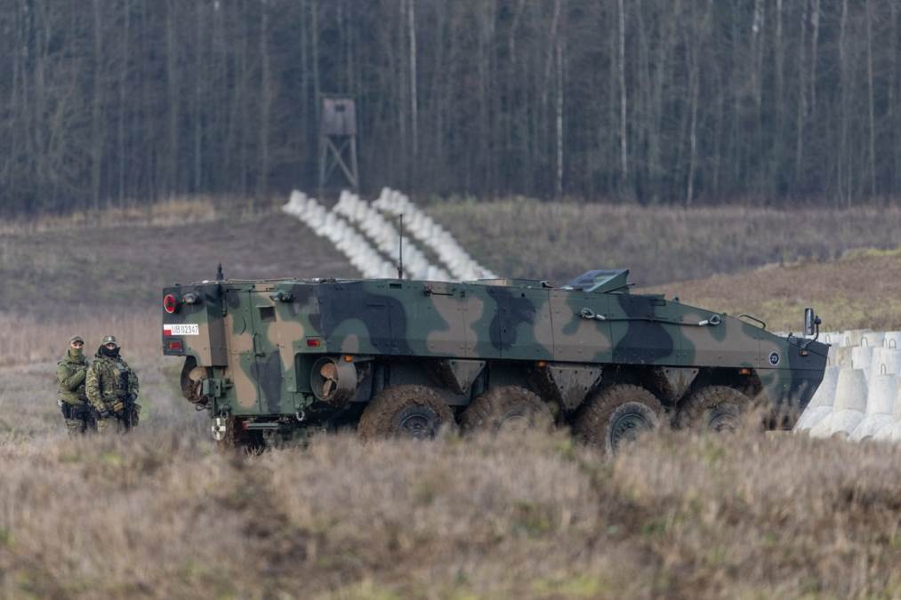 Rusi pritiskaju, a oni troše milijarde na naoružanje: Ogroman vojni plan Poljske, stižu borbena vozila i haubice