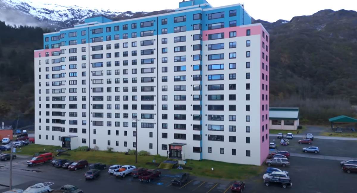U ovom gradu svi stanovnici žive pod istim krovom: Deca do škole idu tunelom, a razlog je surova priroda