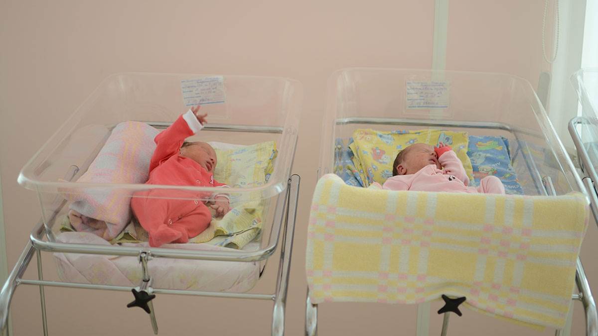 Semjuel rođen prvi, ali je njegov brat blizanac stariji: Pomeranje sata napravilo obrt u porodilištu i šokiralo babicu