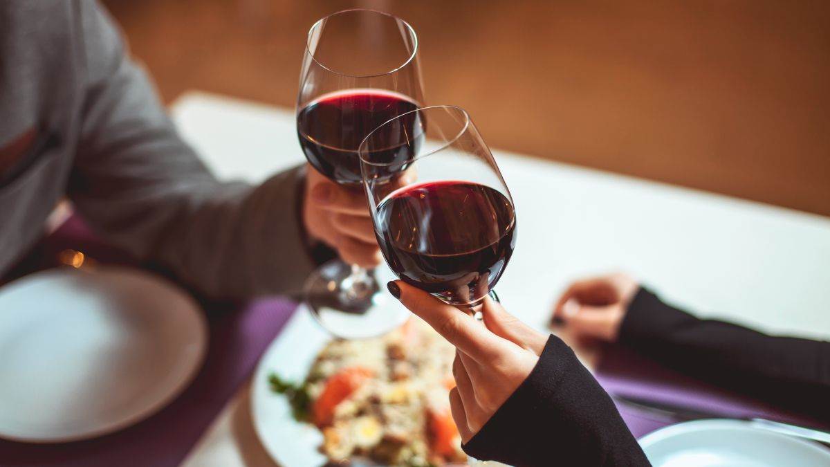 Čaša vina dnevno je recept za dug život? Evo šta se krije iza jednog od najpoznatijih verovanja