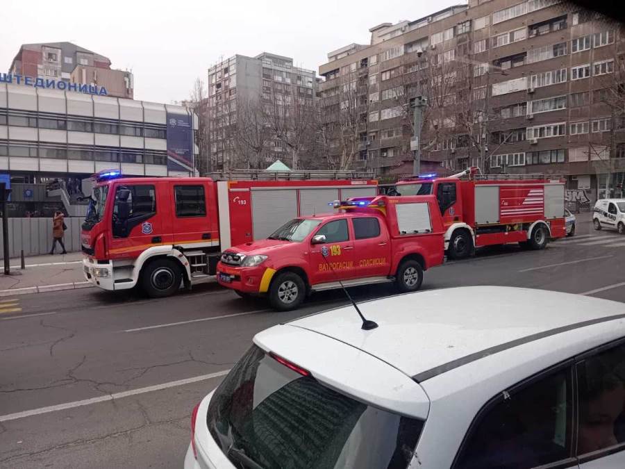 Izgoreli Range Rover i BMW na Voždovcu: Nepoznata osoba bacila zapaljivu tečnost na vozila, a ona je vlasnica
