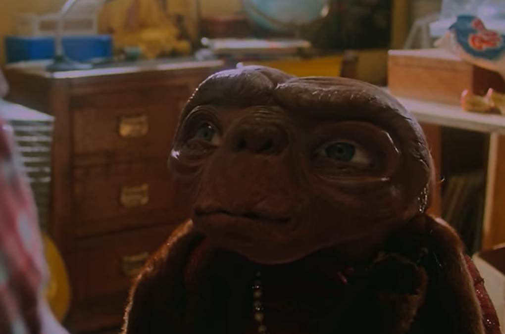 Rođen bez nogu, a na snimanju filma morao da hoda na rukama: Znate li ko je bio u kostimu E.T. vanzemaljca? (Video)