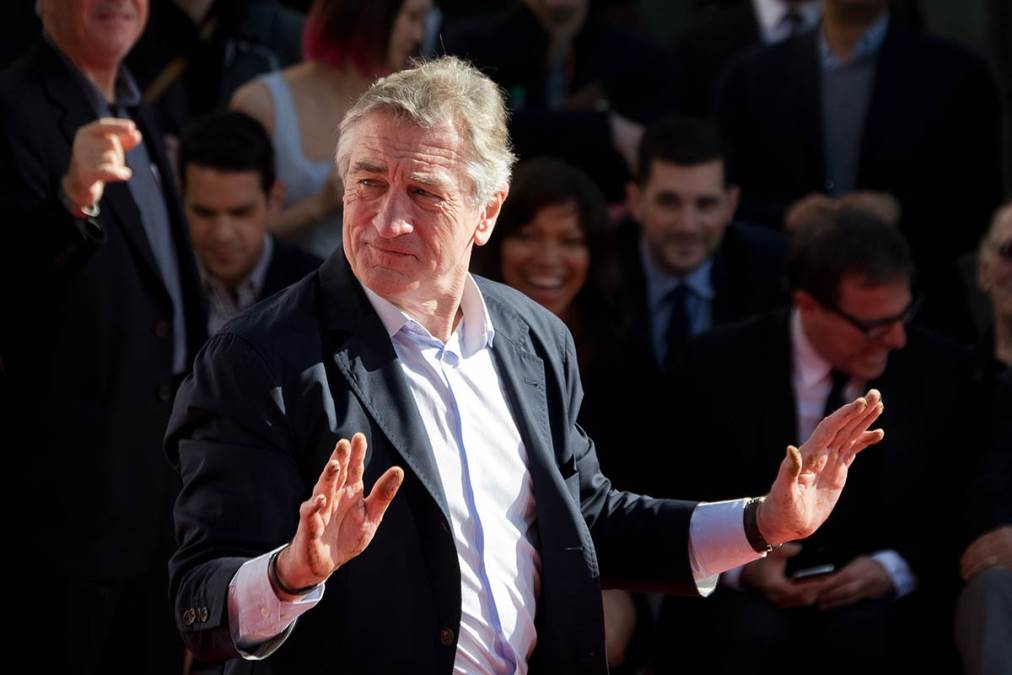 Slavni De Niro zaigrao kolo usred Doma sindikata: Stopirao po Srbiji, u Nišu birao paradajz, a ćerki dao ime Drina