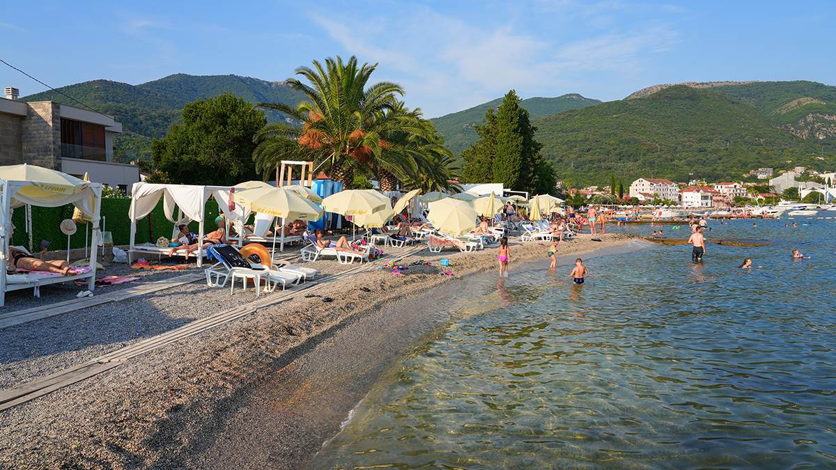 "Ovo je moje, izlazite": Skandal na crnogorskoj plaži, vlasnik hotela urlao na turiste