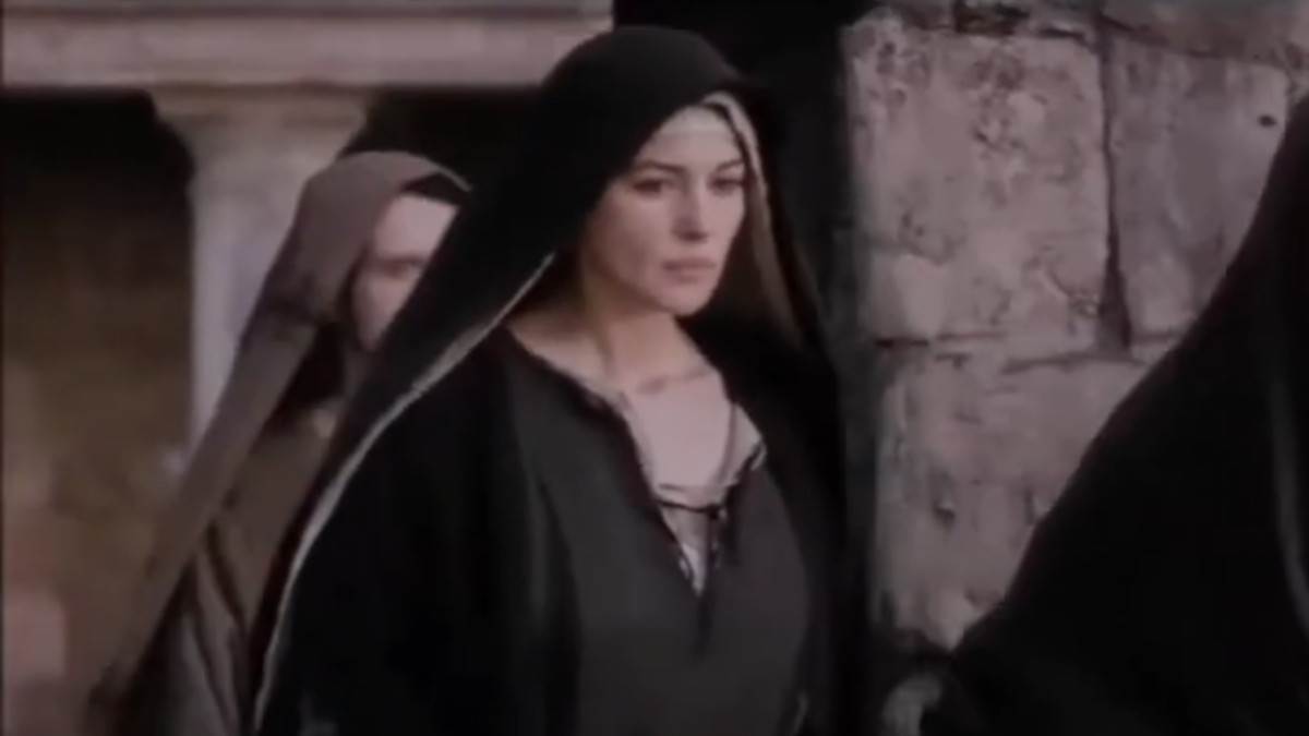 Nikad viđene fotografije sa prvog venčanja Monike Beluči: Mlada kao gotik crvenkapa, svi trljaju oči u neverici