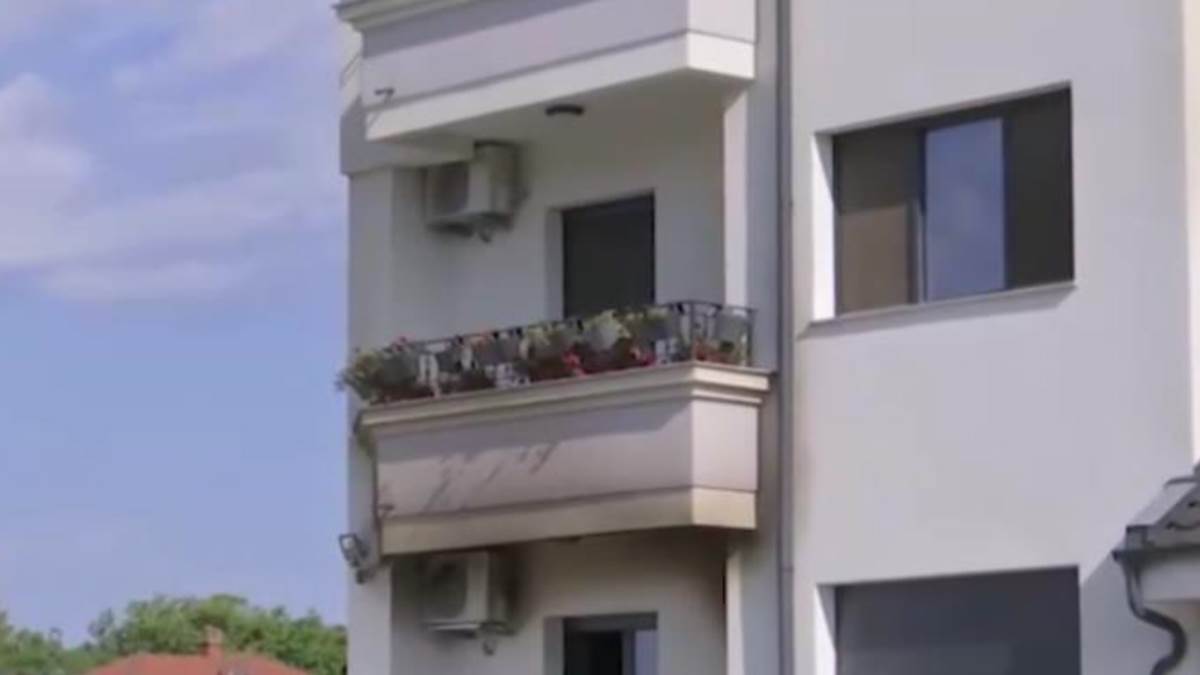 Požar v Surčinu: Devetintridesetletnica s hudimi poškodbami v Urgentnem centru