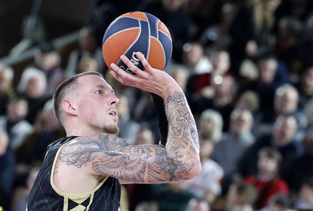 Košarkar Daniel Theis ostaja v Monaku, Partizan išče okrepitve drugod