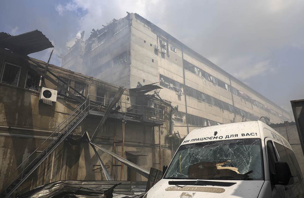 Rusija napadla Harkov s smernimi bombami, poročajo o žrtvah