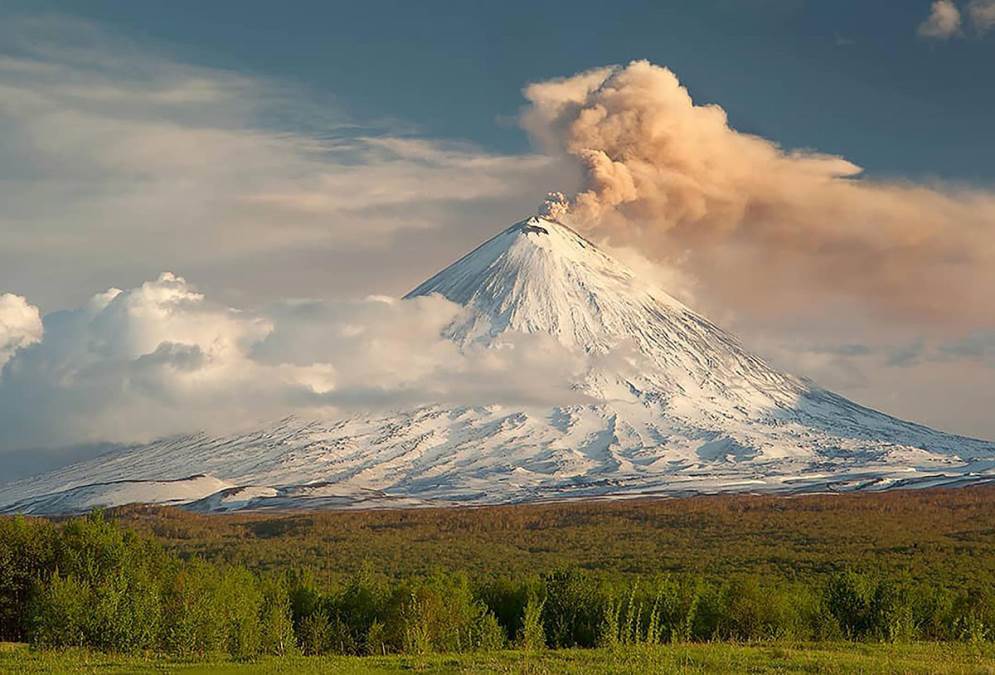 Razorni zemljotres na Kamčatki probudio najveći evroazijski vulkan: Čuju se eksplozije, usijana lava sliva se niz padinu