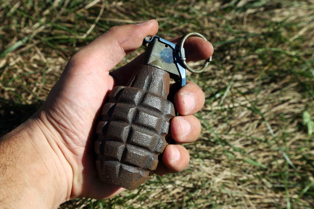 Deca tokom igre pronašla tri ručne bombe u kesi: Za dlaku izbegnuta tragedija u Brčkom