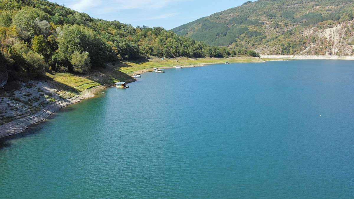 Ovo jezero u Srbiji sve više mami turiste: Tirkizna voda, mirne obale i čarobni vidikovci