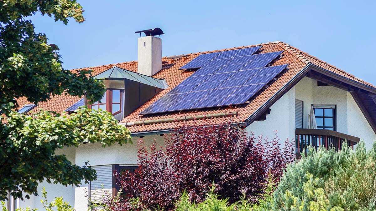Evropa zbog rata u Iranu prelazi na solarne panele: Koštaju oko 200 evra, evo koliko struje mogu uštedeti