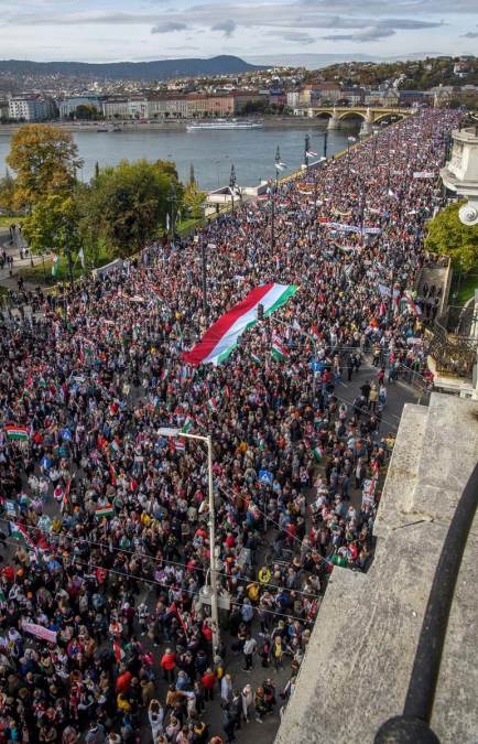 V Budimpešti potekal velik protest proti vojni v Ukrajini, Orban v ospredju