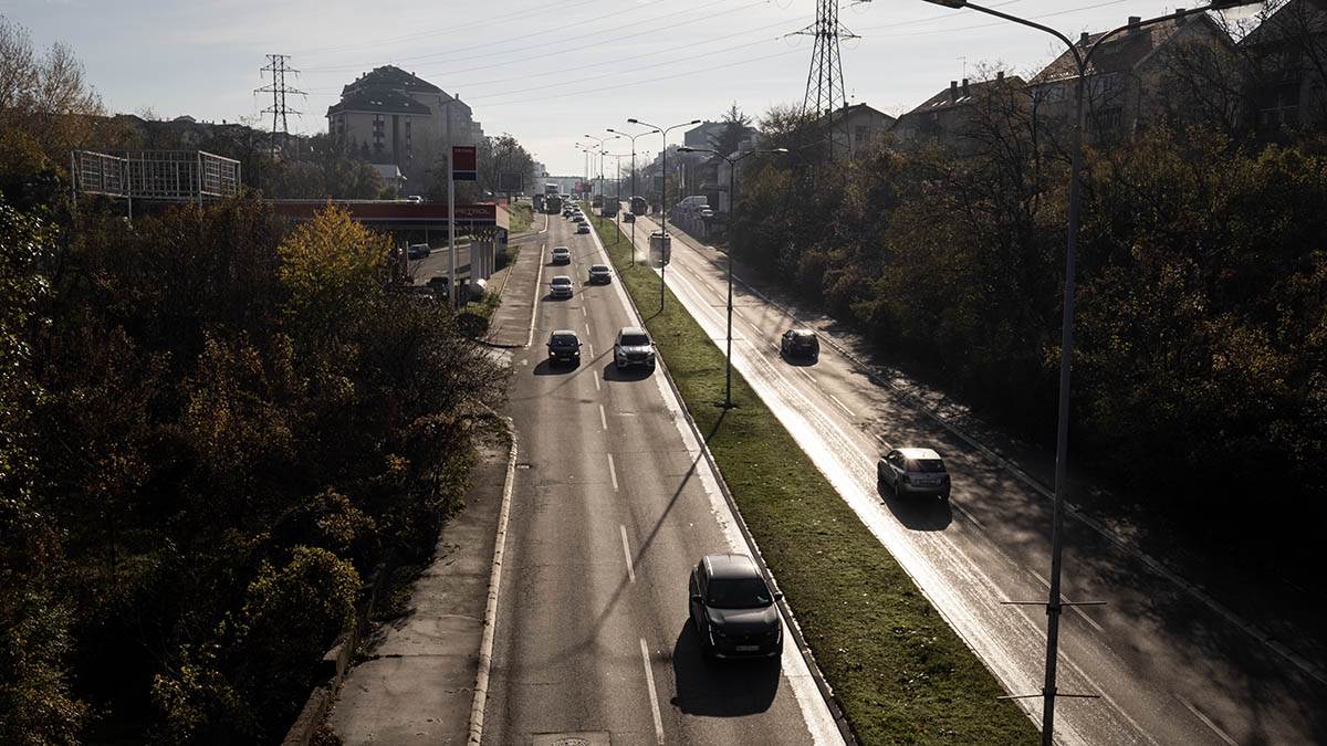 Novi slučaj vožnje u kontrasmeru u Beogradu: Vozač juri levom trakom dok se svi sklanjaju (Video)