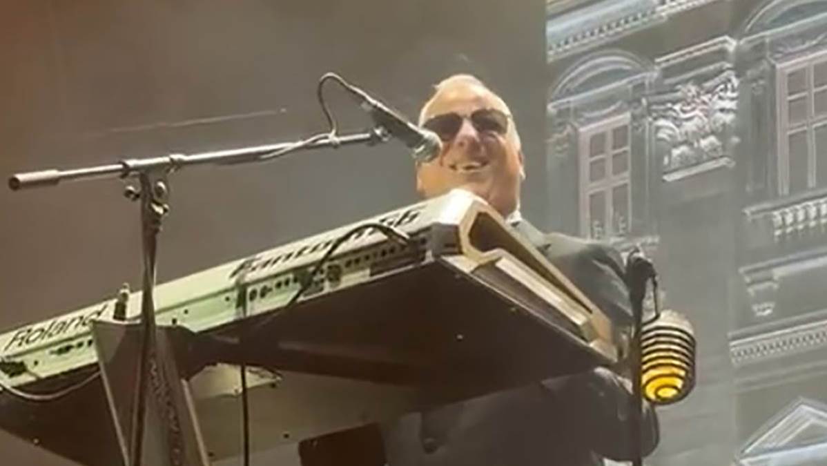 Stoji pored Saše Matića, krade mu bakšiš i trpa u džep: Snimak zapalio mreže, ljudi u neverici