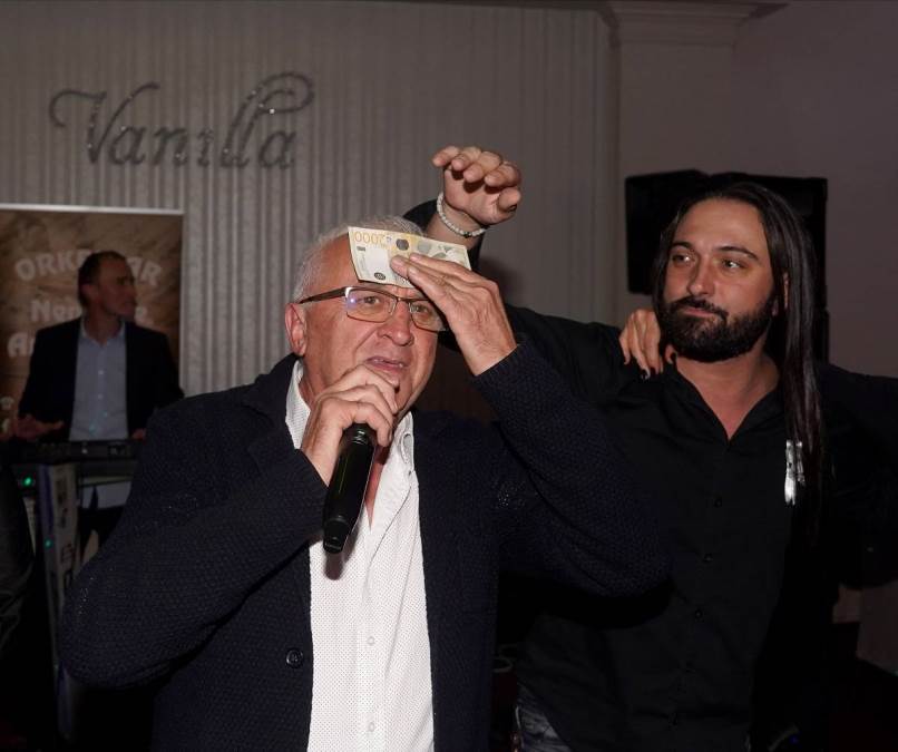 Šok ispovest našeg pevača: Nastupao za 1.000 dinara, pa dobio 100.000 maraka na svadbi u Ritopeku