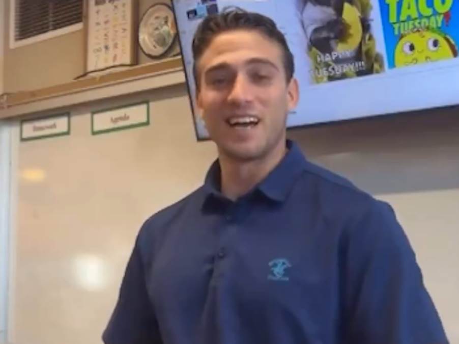 Zgodni učitelj postao Internet senzacija: Dobio poruku od slavne cice, sad ga žene masovno proganjaju (Video)