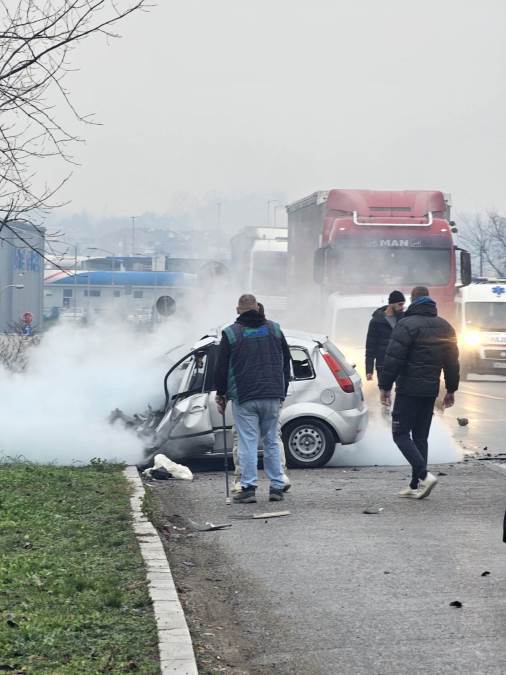 Teška saobraćajna nesreća kod Gornjeg Milanovca: Sumnja se da ima stradalih, automobil smrskan do neprepoznatljivosti