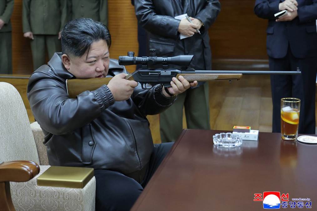 Kim Džong Un poveo ćerku u streljanu: Obišli fabriku, pa testirali oružje (Foto)