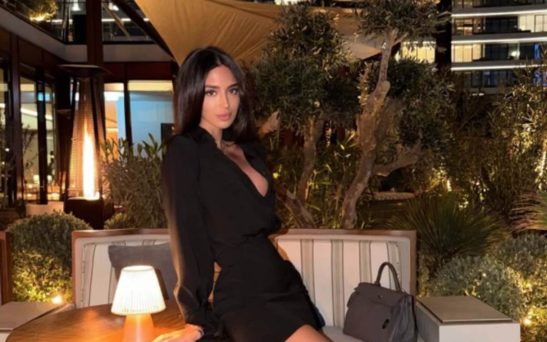 Duboki dekolte i minić pucaju na Đini Džinović: Proslavila rođendan u inostranstvu, slavila do zore u luks restoranu