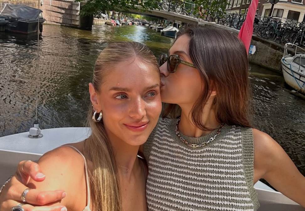 Karićka objavila slike kako se ljubi s devojkom u radnji: Srpska manekenka ponovo usijala mreže (Foto)