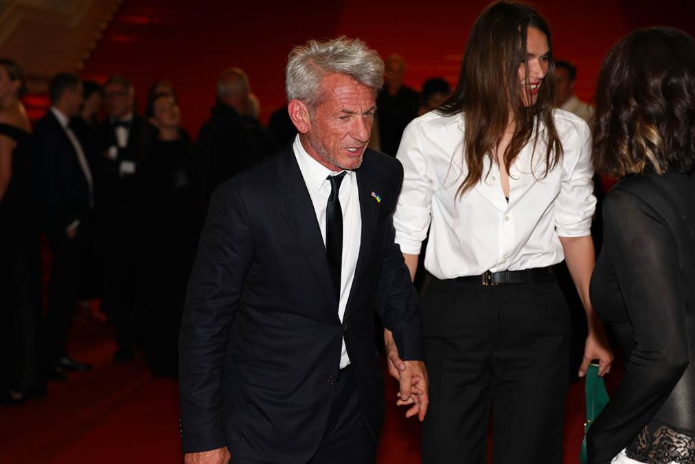 Šon Pen ljubi 35 godina mlađu za koju su mislili da mu je sin: Nije došao na Oskare, partnerka "krivac" za sve