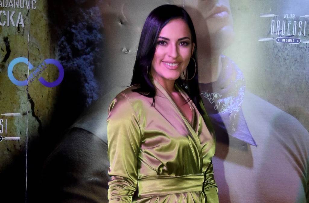 Pevačica otišla iz Srbije i sada mužu pere noge: Imala veliki hit, pa odustala od muzike da bi se posvetila porodici
