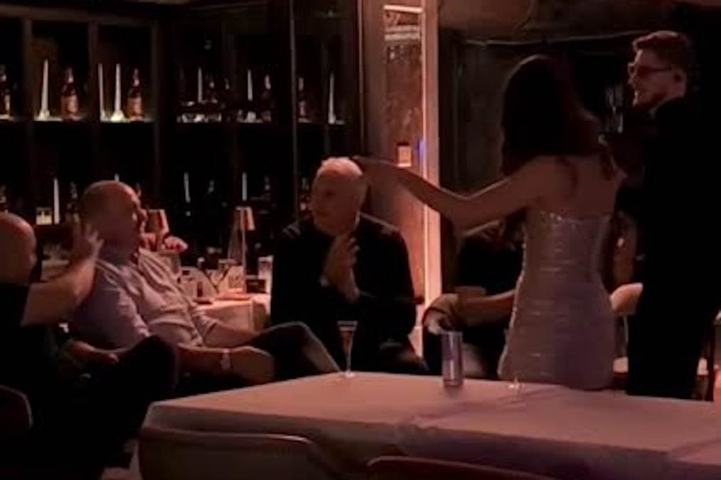 Pevačica okupila pola estrade, pa pevala samo ocu Luke Dončića: Ekskluzivni snimak iz restorana, ovako se veseli Saša