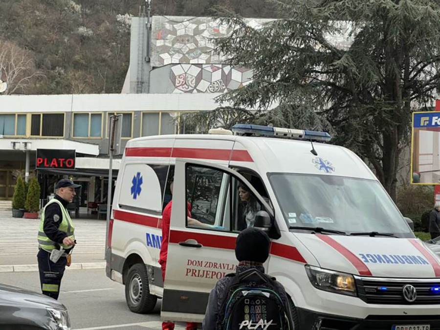 Žestoka nesreća u centru Prijepolja: Oboren motociklista, hitno prevezen u bolnicu (Foto)