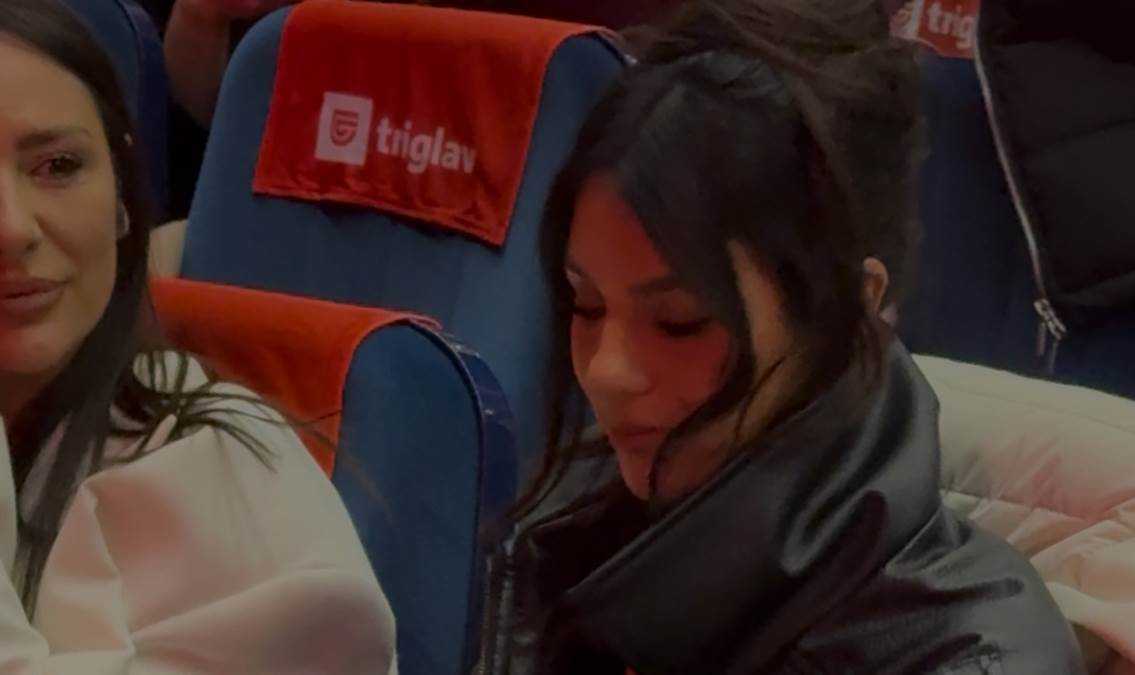 Zgodna brineta ipak u prvom redu: Marija pokušala da se sakrije od svih, na kraju prasnula u smeh pred kamerama (Video)