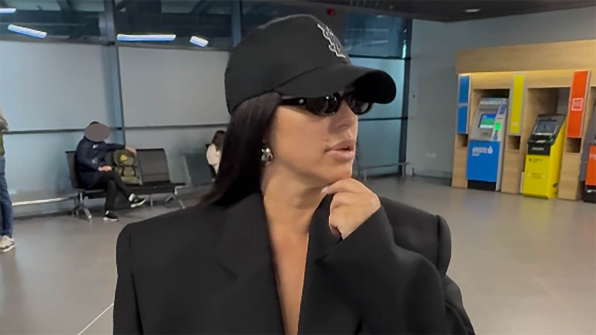 "Šta ste me napali?": Seka Aleksić se šokirala na aerodromu, sve oči uprte u njen duboki dekolte (Video)