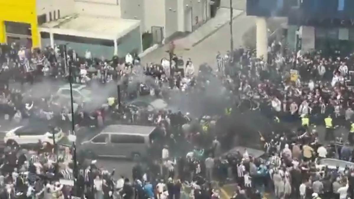 Užasne scene pred meč Premijer lige: Jedna osoba teško povređena, haos na ulicama zbog derbija