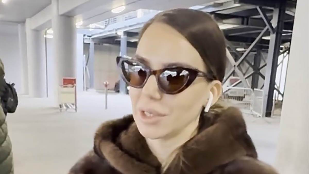 Uradili smo izazov sa Ivanom Paković na aerodromu: Evo šta sve pevačica nosi u torbici, iznenadićete se (Video)