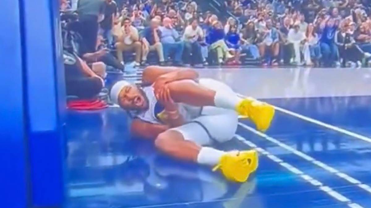 Strašna povreda u NBA ligi i uznemirujuć snimak: Krenuo da zakuca i pao, na nosilima iznet sa parketa