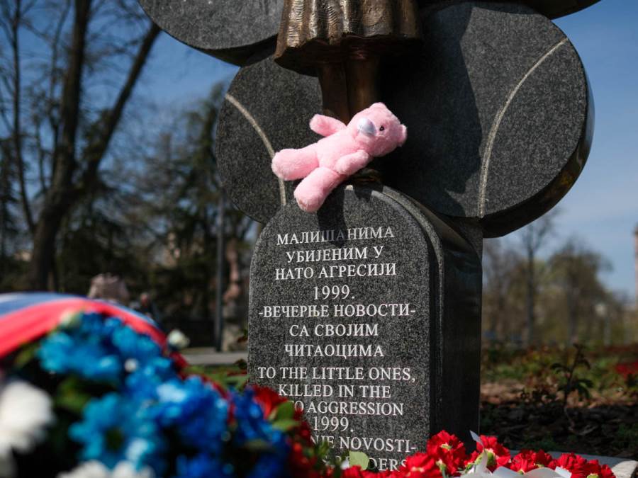 NATO geler je ubio dok je bila na noši: Položeni venci i cveće na spomenik Milici Rakić u Tašmajdanskom parku