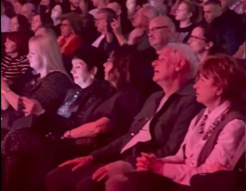 Bio desna ruka Saši Popoviću, sada sa ženom na koncertu Đurišićke: Vrh "Granda" u prvom redu uživa na nastupu