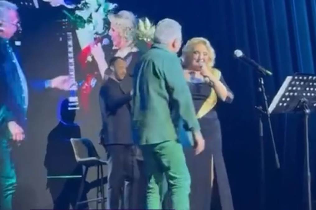 Snežana Đurišić prekinula koncert zbog muškarca iz publike: Popeo se na binu, pogledajte šta se sinoć dešavalo (Video)