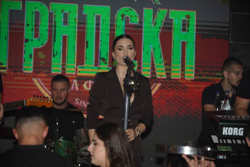 Našu pevačicu napustio bend zbog loših uslova? Ona se hitno oglasila i iznela svoju stranu priče