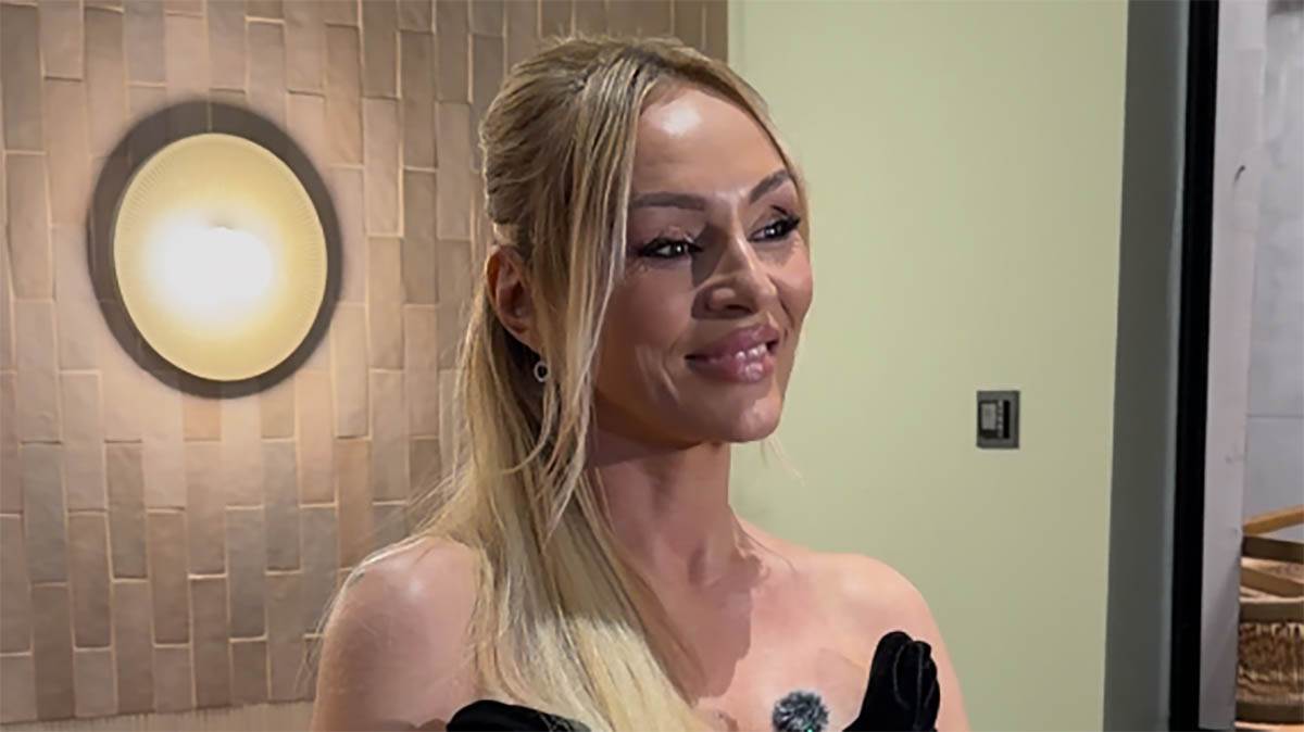 Baka Anabela stigla kod ćerke na rođendan: Pevačica izgrmela u šestoj deceniji (Foto, Video)