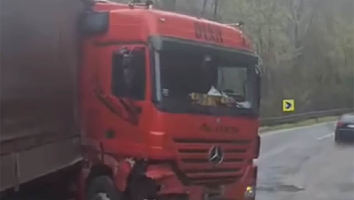 Dete (4) i muškarac (46) povređeni u nezgodi na Iriškom vencu: Kamion proklizao i zakucao se u bedem