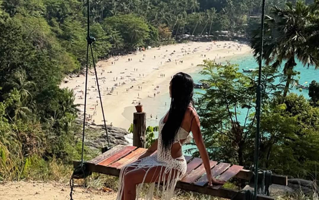 Zavela 30 godina starijeg, a sada pokazala obline na egzotičnoj destinaciji: Naša pevačica usijala društvene mreže