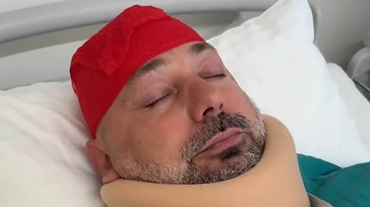 Branko Babić objavio fotografije iz bolničkog kreveta: Oglasio se nakon saobraćajke, oko vrata nosi kragnu (Foto)