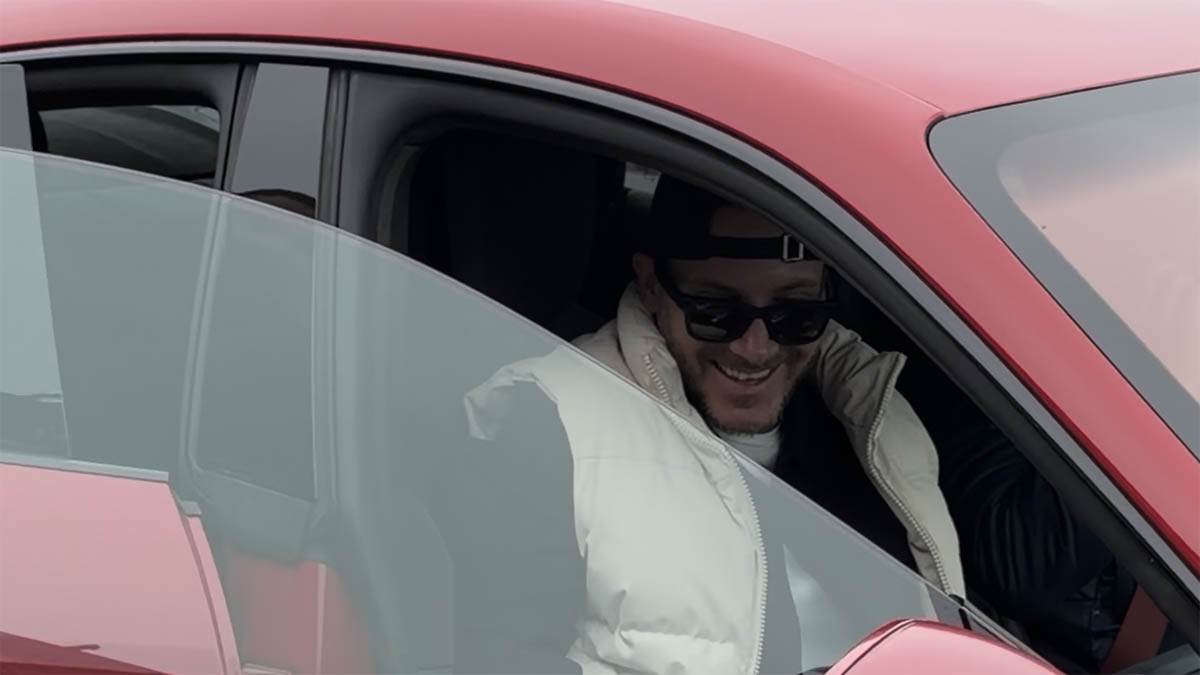 Saša Kovačević ušao u besnu mašinu: Snimili smo pevača na aerodromu, evo ko ga je sačekao