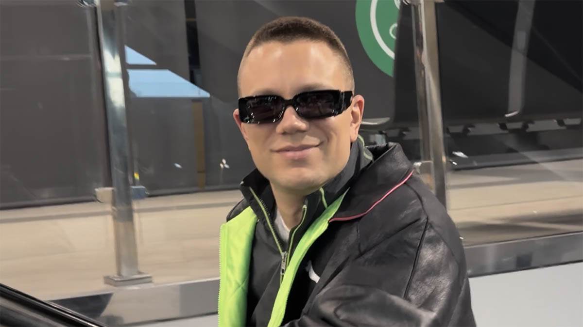 Usnimili smo Relju Popovića na aerodromu: Ne odvaja se od knjige, otrkio nam svoj omiljeni hobi u avionu 