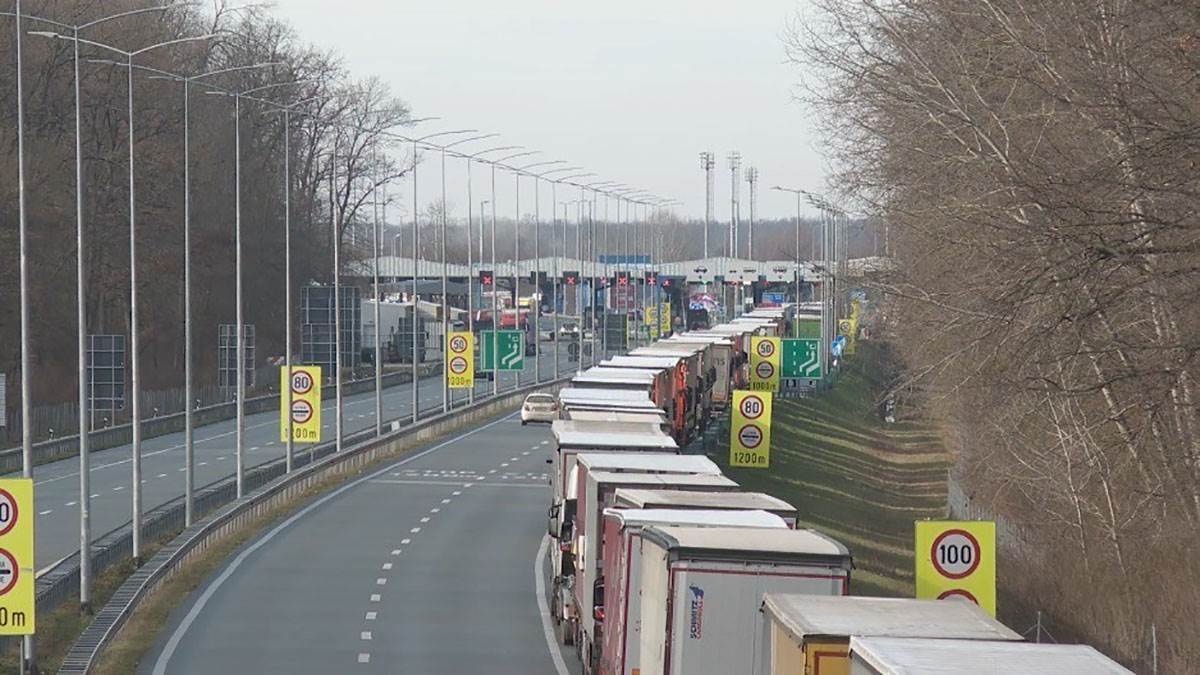 Čekanje na granicama po nekoliko sati: Nepregledne kolone vozila u ogromnim gužvama