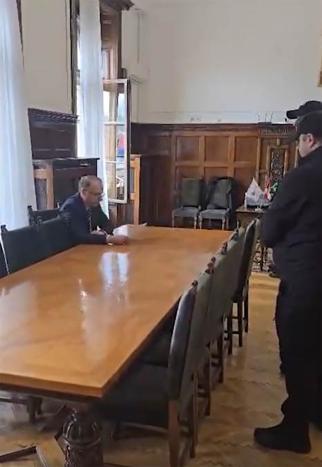 (Video) U toku pretres u UKP u Rektoratu, rektoru Vladanu Đokiću naloženo da otkaže sastanak