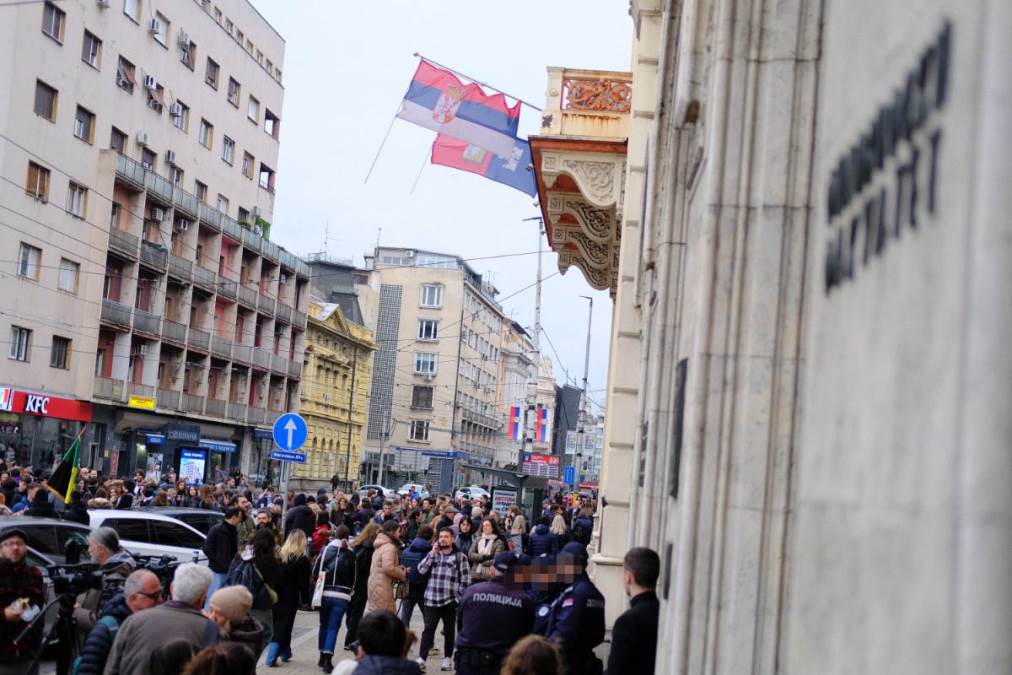 Protest ispred zgrade Rektorata u Beogradu: Veliki broj policajaca u centru grada (Foto)