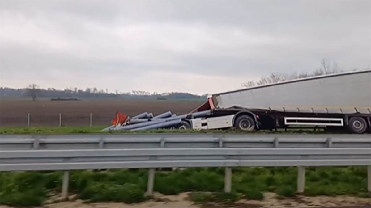 Nezgoda na putu Šabac-Loznica: Prevrnuo se kamion, kabina završila u jarku